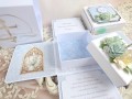 komunijny exploding box ze srebrną monstrancją w torebce w kolorach biały, ivory, zielony, srebrny, niebieski, miętowy zielony