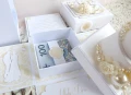 ślubny exploding box w torebce, wewnątrz pudełko na pieniądze i ozdobny tort, kolory: biały, ivory, kremowy, oliwkowy