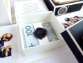 Exploding box z okazji 18 urodzin w torebce, wewnątrz pudełko na pieniądze i czarno-złoty tort, kolory: biały, czarny, kremowy i złoty