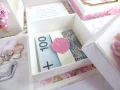 Exploding box z okazji 18 urodzin z ozdobną torebką w kolorach: biały, ivory, kremowy, różowy, złoty, szary