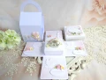 exploding box na chrzest w torebce z aniołkiem w kolorach: biały, ivory, różowy, zielony