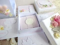 exploding box na chrzest w torebce z aniołkiem w kolorach: biały, ivory, różowy, zielony