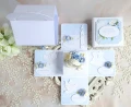 exploding box na chrzest w torebce z aniołkiem w kolorach: biały, ivory, niebieski, zielony