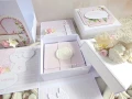 exploding box na chrzest w torebce z aniołkiem w kolorach: biały, ivory, różowy, zielony