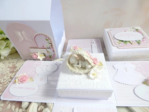 exploding box na chrzest w torebce z aniołkiem w kolorach: biały, ivory, różowy, zielony