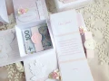 exploding box na chrzest w torebce z aniołkiem w kolorach: biały, ivory, różowy, zielony