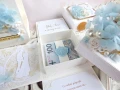 ślubny exploding box w torebce z pudełkiem na pieniądze w kolorach: biały, ivory, kremowy, złoty, jasny niebieski