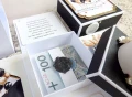 Exploding box z okazji 18 urodzin w torebce, wewnątrz pudełko na pieniądze i tort, kolory: biały, czarny, kremowy i złoty