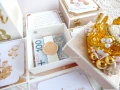 Exploding box na 18 urodziny z koroną i pudełkiem na pieniądze w kolorach: biały, kremowy, beżowy, złoty, brązowy