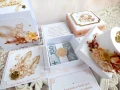 Exploding box z okazji 18 urodzin w torebce, wewnątrz pudełko na pieniądze i ozdobny tort, kolory: biały, kremowy, beżowy, pomarańczowy, złoty