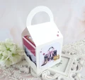 Exploding box na 18 urodziny z tortem w kolorach: ciemny różowy, czarny, złoty, biały, kremowy