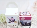 Exploding box na 18 urodziny z tortem w kolorach: ciemny różowy, czarny, złoty, biały, kremowy