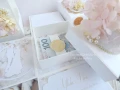 ślubny exploding box w torebce, z pudełkiem na pieniądze w kolorach: biały, kremowy, złoty, jasny róż