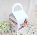 Ślubny exploding box w torebce. Na środku altanka 3D, na jednej ściance kieszonka na pieniądze, kolory: biały, ecru, odcienie różowego, pomarańczowy, zielony, bordowy
